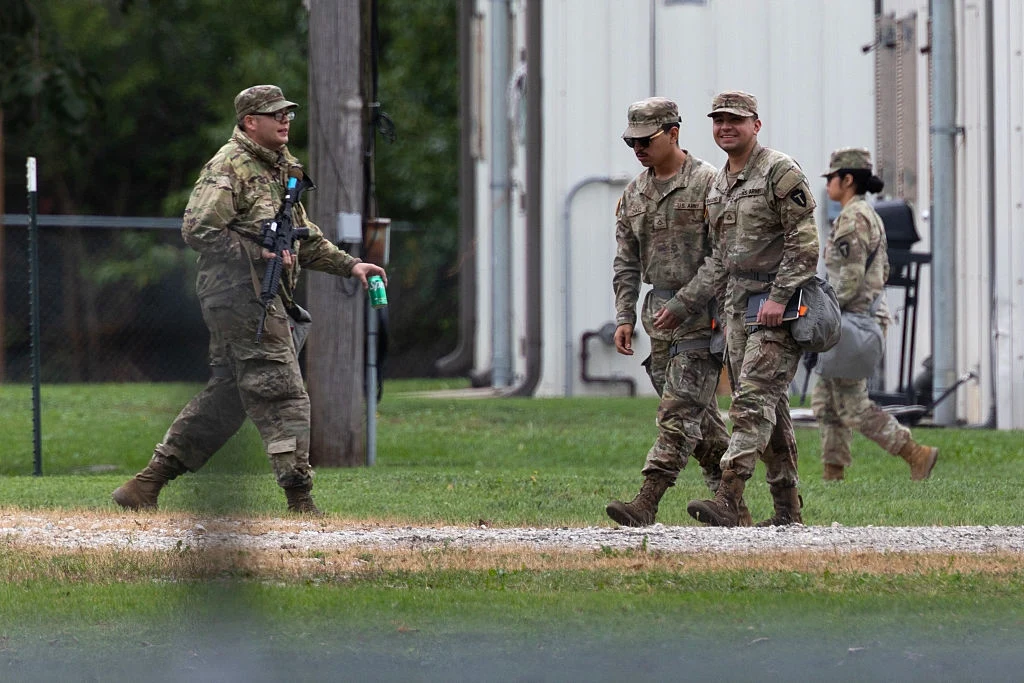 Żołnierze Gwardii Narodowej z Teksasu dotarli na przedmieścia Chicago, zdj. z centrum szkoleniowego Żołnierze Gwardii Narodowej z Teksasu dotarli na przedmieścia Chicago, zdj. z centrum szkoleniowego
