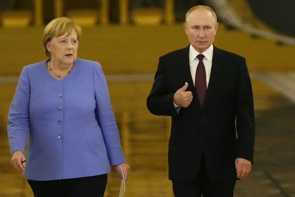 Angela Merkel oraz Władimir Putin na chwilę przed wspólną konferencją prasową na Kremlu (zdj. arch.)