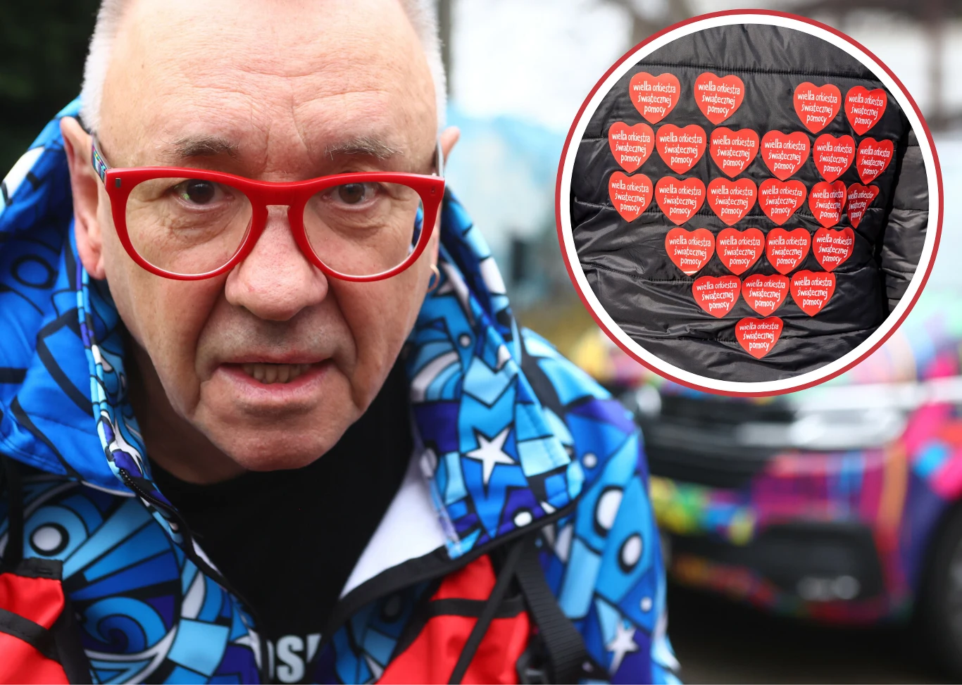 Mężczyzna w kolorowej kurtce w okularach o czerwonych oprawkach, w tle samochód z kolorową grafiką; w rogu zdjęcia umieszczona wstawka przedstawiająca kamizelkę z naklejonymi czerwonymi serduszkami zawierającymi napis Wielka Orkiestra Świątecznej Pomocy.