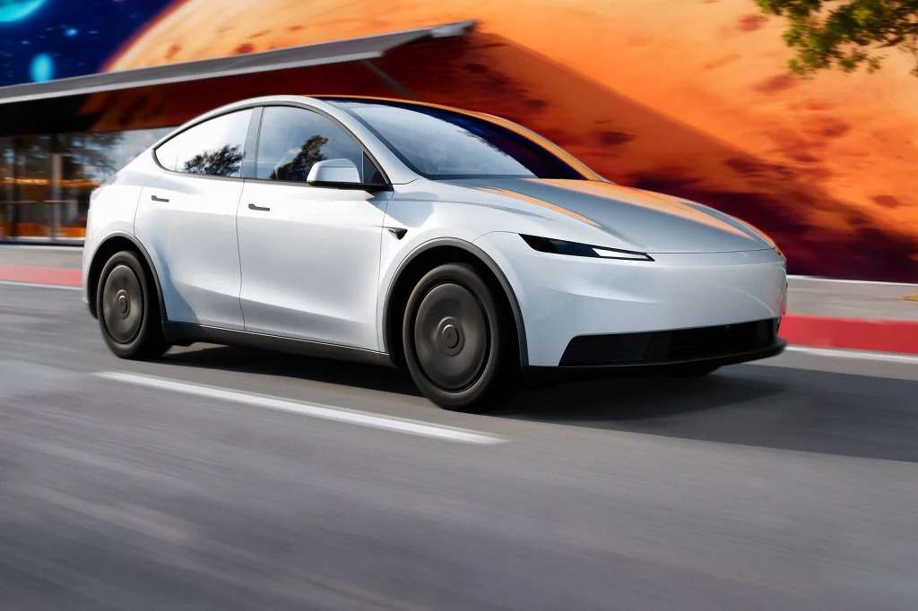 Teslą Model Y w najtańszej wersji poznamy po braku ledowego paska łączącego reflektory Teslą Model Y w najtańszej wersji poznamy po braku ledowego paska łączącego reflektory