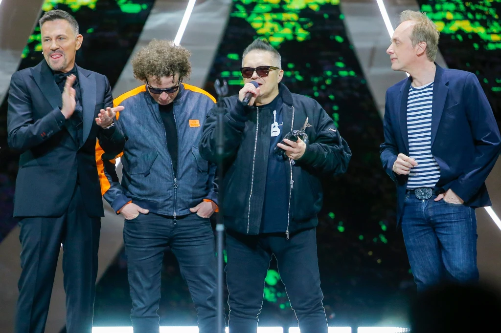 Jan Benedek (pierwszy z prawej) przestał być gitarzystą T.Love. Obok od lewej Krzysztof Ibisz z Polsatu oraz Sidney Polak i Muniek Staszczyk