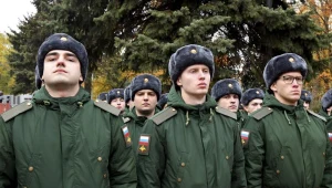 Rosyjscy żołnierze pozbawieni dostępu do wody. Piją deszczówkę