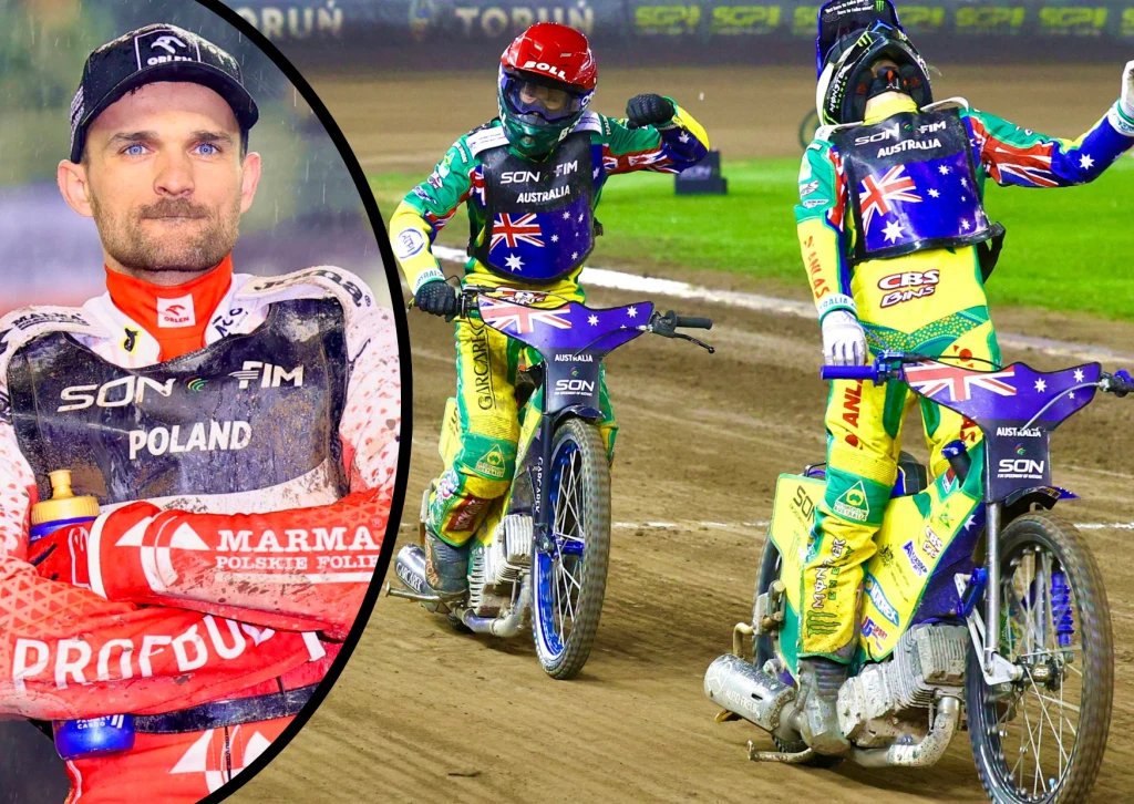Dwóch żużlowców w strojach z flagą Australii wykonuje gesty triumfu na motocyklach podczas zawodów na torze żużlowym, po lewej stronie wklejony portret zawodnika w stroju z napisem Poland.