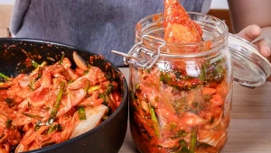 Kimchi to niskokaloryczna kiszonka, pełna witamin, minerałów i błonnika