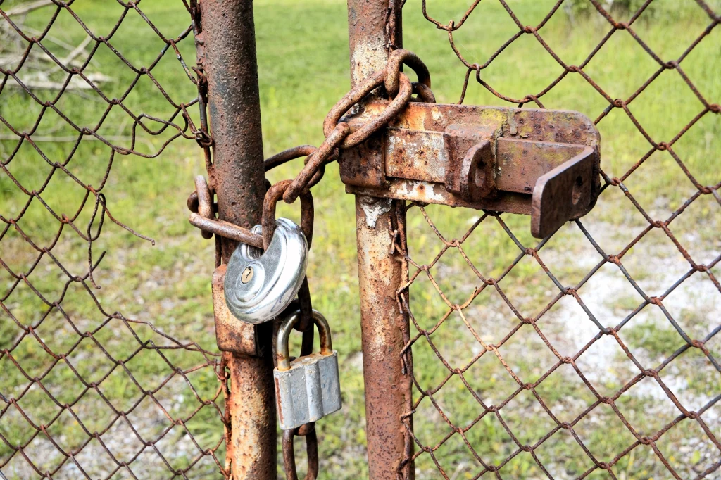 W sezonie jesiennym warto zadbać o dodatkowe zabezpieczenia antywłamaniowe na działkach W sezonie jesiennym warto zadbać o dodatkowe zabezpieczenia antywłamaniowe na działkach