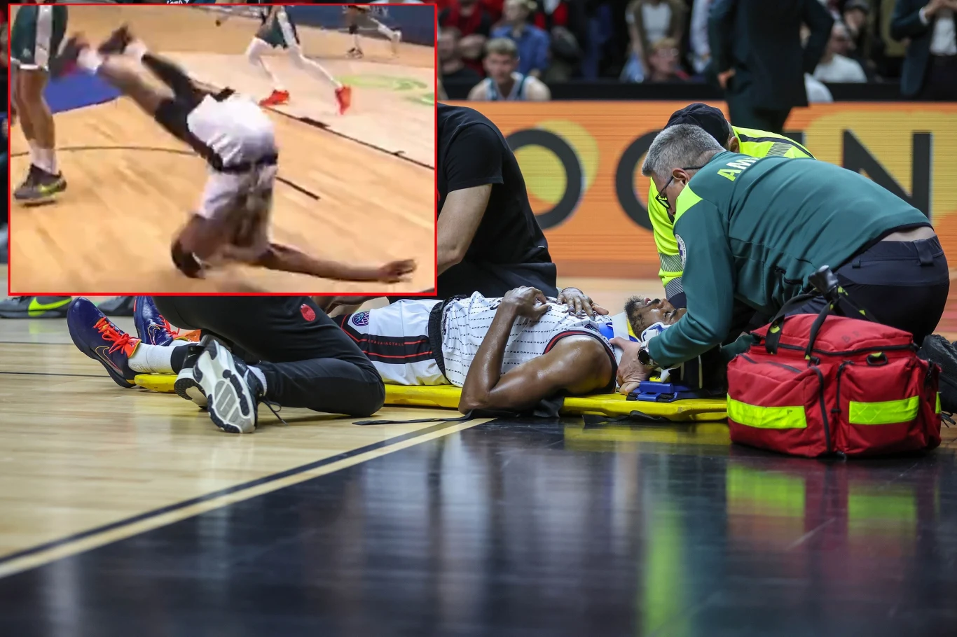 Jerrick Harding miał ogromnego pecha podczas meczu Rytas - Legia Koszykarz leży na parkiecie otoczony przez ratowników medycznych, którzy udzielają mu pomocy. Obok widoczna torba medyczna, a na twarzy zawodnika maska tlenowa. W lewym górnym rogu fragment sytuacji, podczas której sportowiec upada tyłem na boisku.