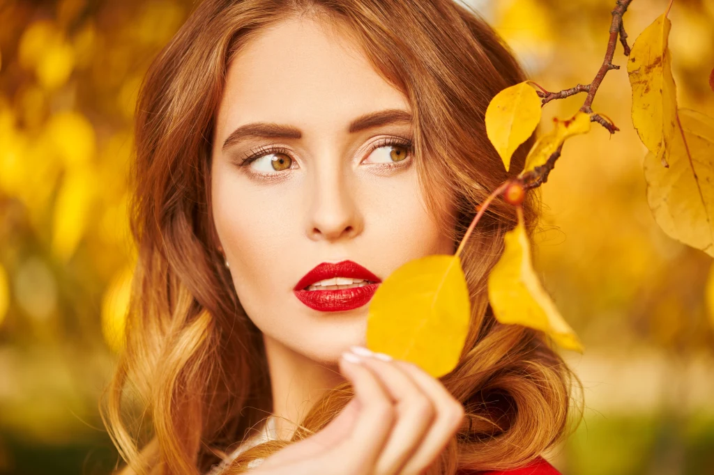Kolory, które odmieniają twarz. Jesienny poradnik makijażowy Kolory, które odmieniają twarz. Jesienny poradnik makijażowy