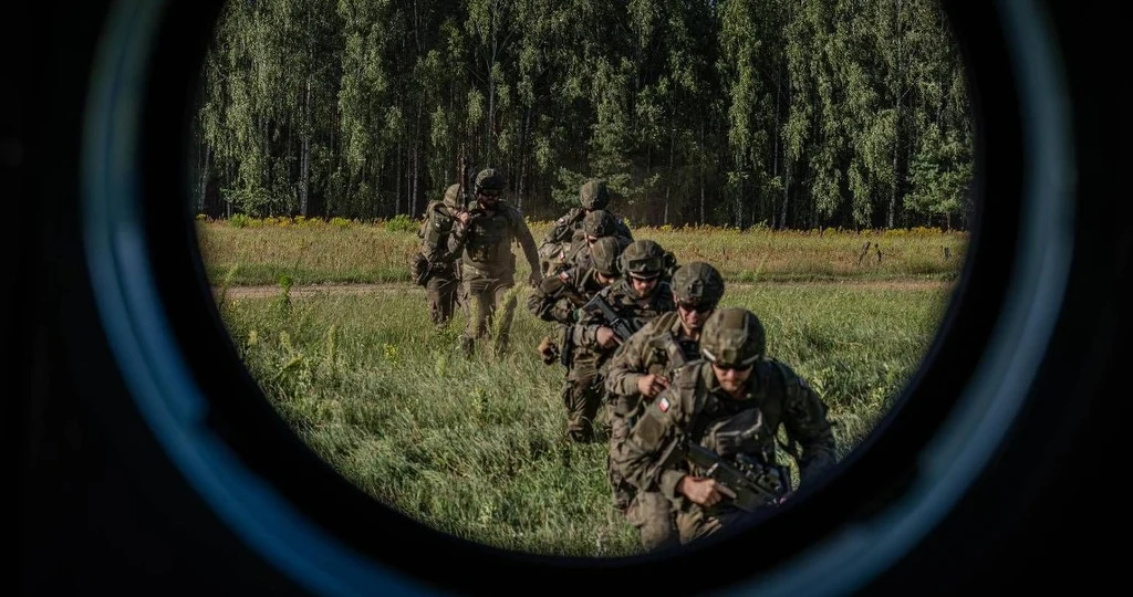 Żołnierze 16. Dywizji Zmechanizowanej na patrolu w pasie przygranicznym Żołnierze 16. Dywizji Zmechanizowanej na patrolu w pasie przygranicznym