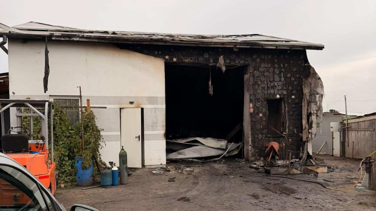 Mężczyzna postrzelił żonę, a następnie podpalił dom. 62-latka zatrzymała policja Budynek przemysłowy z uszkodzoną elewacją i spalonym wnętrzem po pożarze, czarne ściany z śladami ognia i sadzy, na ziemi porozrzucane elementy konstrukcyjne, z boku butle gazowe i pozostałości wyposażenia.