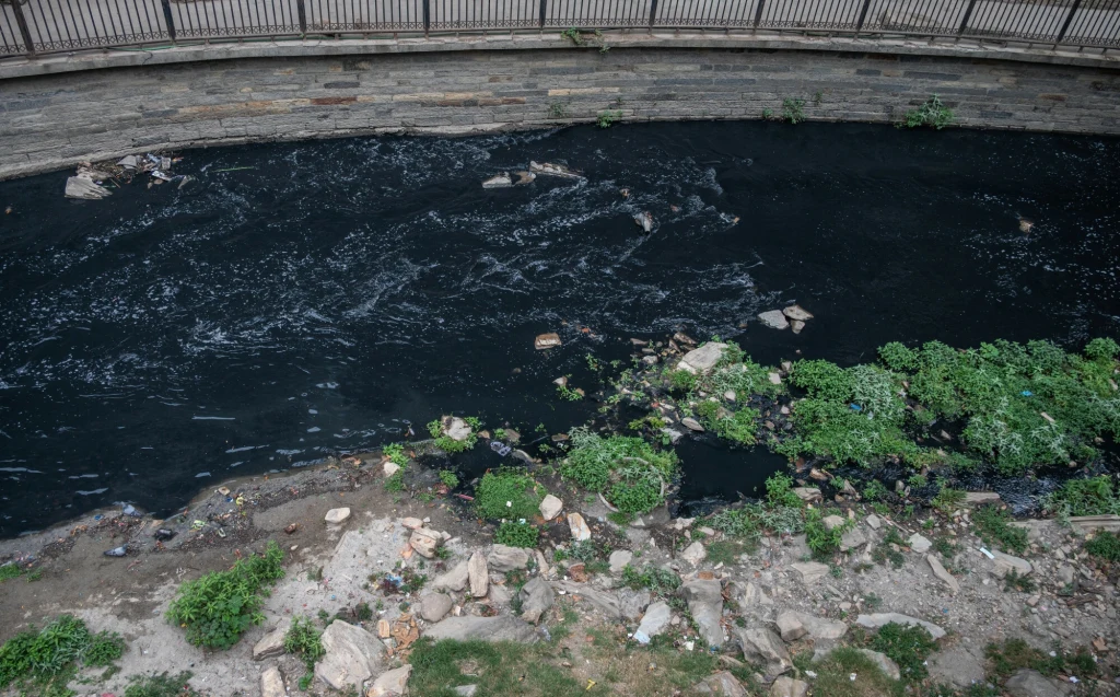 Rzeki i inne cieki wodne coraz częściej przypominają zbiornik leków