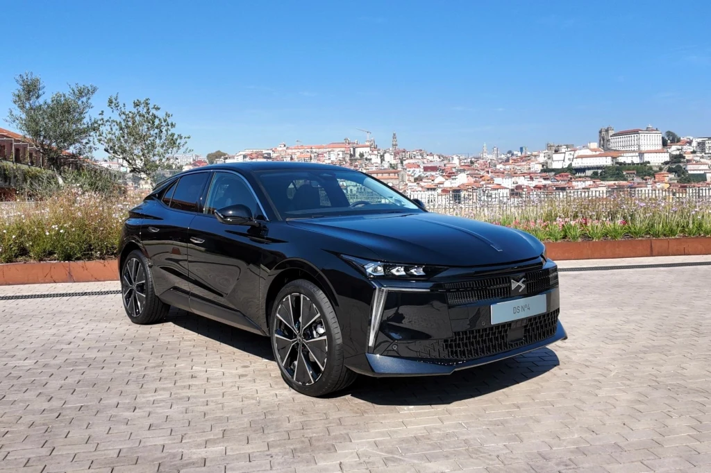 DS N4 to zmodernizowane DS 4. Zmieniła się nazwa, wygląd i napędy.