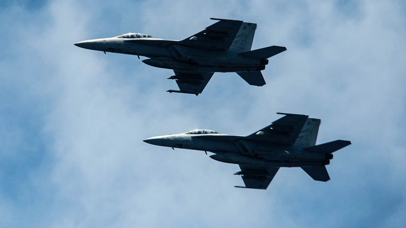 Następca kultowych myśliwców F/A-18 coraz bliżej. Zielone światło dla F/A-XX Dwa myśliwce wojskowe lecą blisko siebie na tle nieba pokrytego chmurami, widoczne w ostrym świetle umożliwiającym dostrzeżenie sylwetek i szczegółów kadłubów.