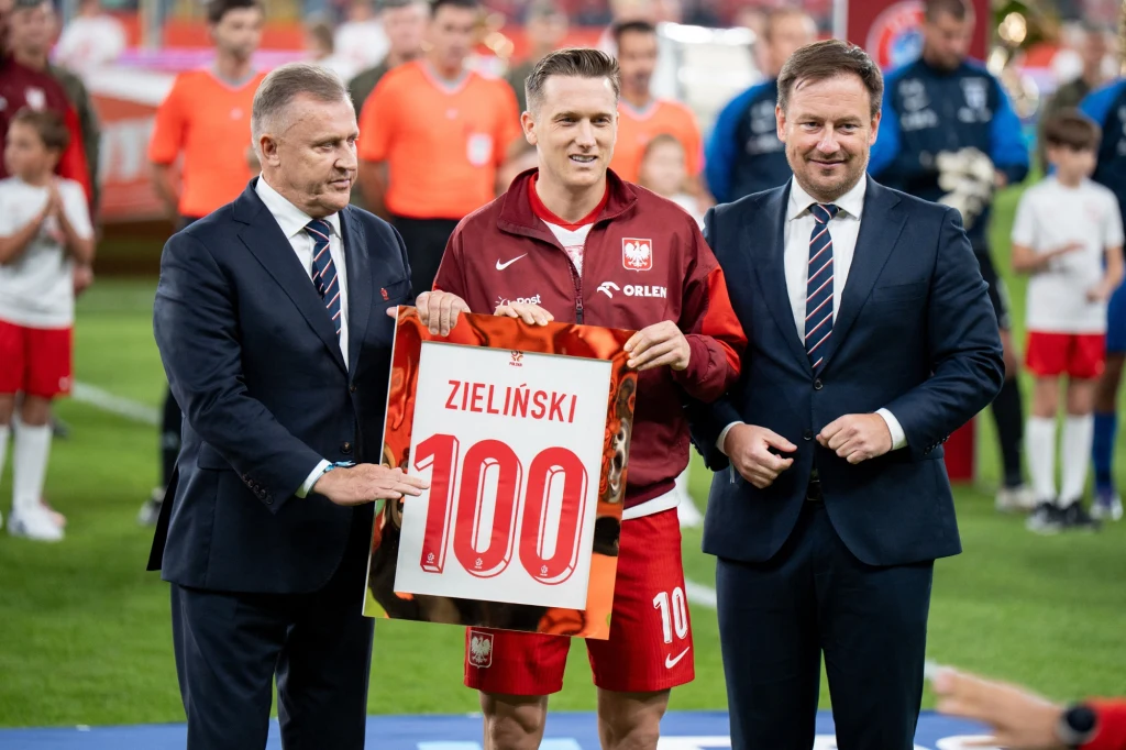 Piotr Zieliński odbierający od Cezarego Kuleszy i Łukasza Wachowskiego symboliczną koszulkę z okazji setnego występu w reprezentacji Polski Piotr Zieliński odbierający od Cezarego Kuleszy i Łukasza Wachowskiego symboliczną koszulkę z okazji setnego występu w reprezentacji Polski