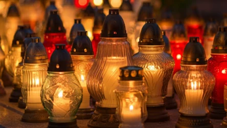 Gdzie kupić znicze najtaniej przed 1 listopada? Sprawdziliśmy oferty sklepów