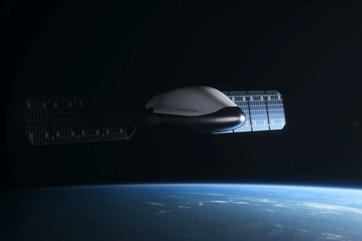 Arc to statek kosmiczny z przyszłości. Futurystyczne plany Inversion. Satelita z dużymi panelami słonecznymi unoszący się nad krzywizną Ziemi, jasne światło oświetla połowę planety, reszta spowita jest cieniem, a otoczenie wypełnia czerń przestrzeni kosmicznej.