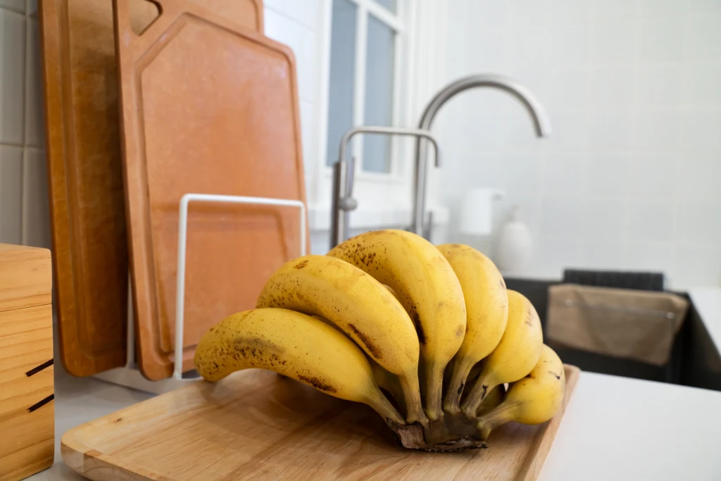 Przechowywanie bananów z innymi owocami sprawi, że będą szybciej dojrzewać