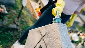 Tak skutecznie usuniesz plamy z nagrobków. Wosk odejdzie błyskawicznie