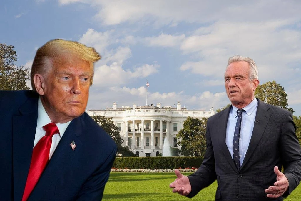 Donald Trump i Robert F. Kennedy Jr. | Zdjęcie ilustracyjne Dwóch mężczyzn w garniturach stoi na tle Białego Domu, jeden z nich patrzy w stronę widza, drugi gestykuluje mając lekko otwarte dłonie.