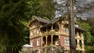 “Mała Szwajcaria” w polskich górach. Niepozorne uzdrowisko zachwyca architekturą i krajobrazami