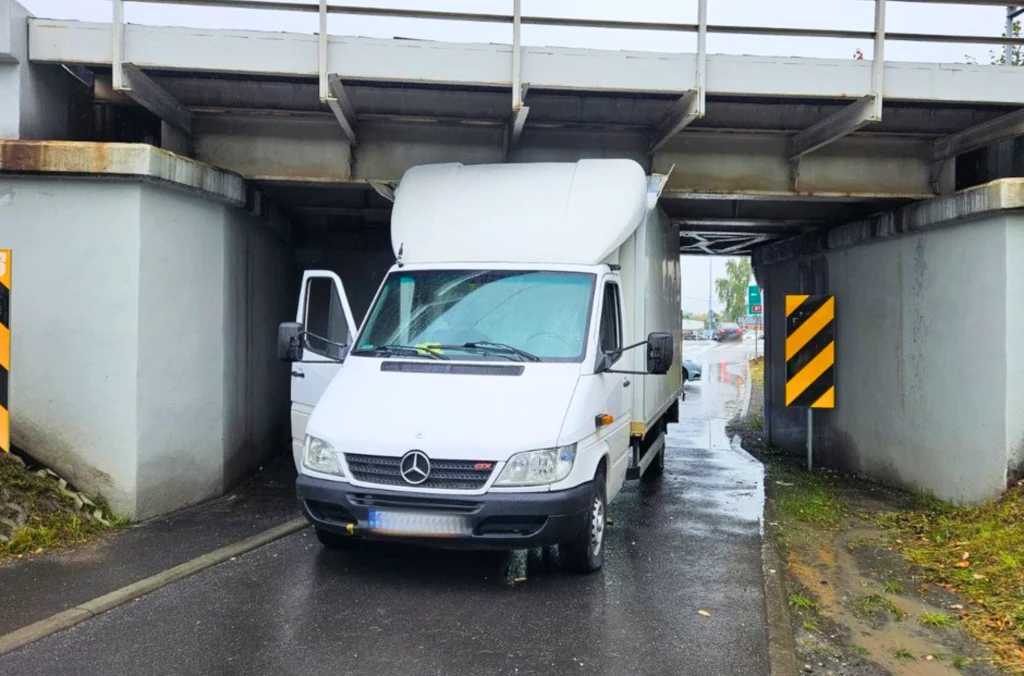 Dostawczak utknął pod mostem kolejowym. Policja wystawiła 4 mandaty. Dostawczak utknął pod mostem kolejowym. Policja wystawiła 4 mandaty.