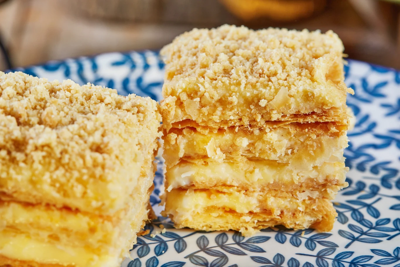 Przekładane ciasto francuskie z masą jabłkową i budyniową Przekładane ciasto francuskie z masą jabłkową i budyniową