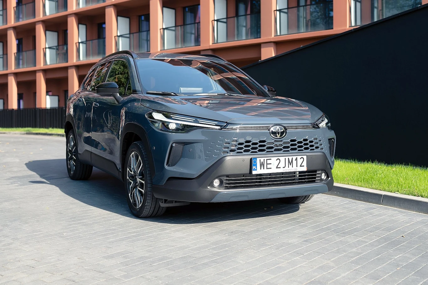 W styczniu w pierwszej dziesiątce najczęściej kupowanych aut przez klientów indywidualnych w Polsce nie znalazł się ani jeden model z Chin Nowoczesny, szary SUV marki Toyota zaparkowany na tle nowoczesnego budynku, widoczne tablice rejestracyjne oraz eleganckie felgi.