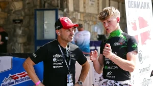 Nicki Pedersen tłumaczy Villadsowi Nagelowi jak ma jechać na torze