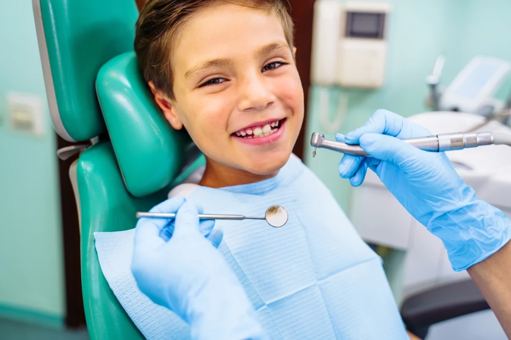 Zęby dotknięte MIH szybciej się kruszą, łatwiej ulegają próchnicy i nadwrażliwości.