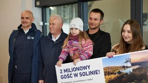 Dwumilionowy gość kolei gondolowej w Solinie został uhonorowany przez PKL i władze gminy 