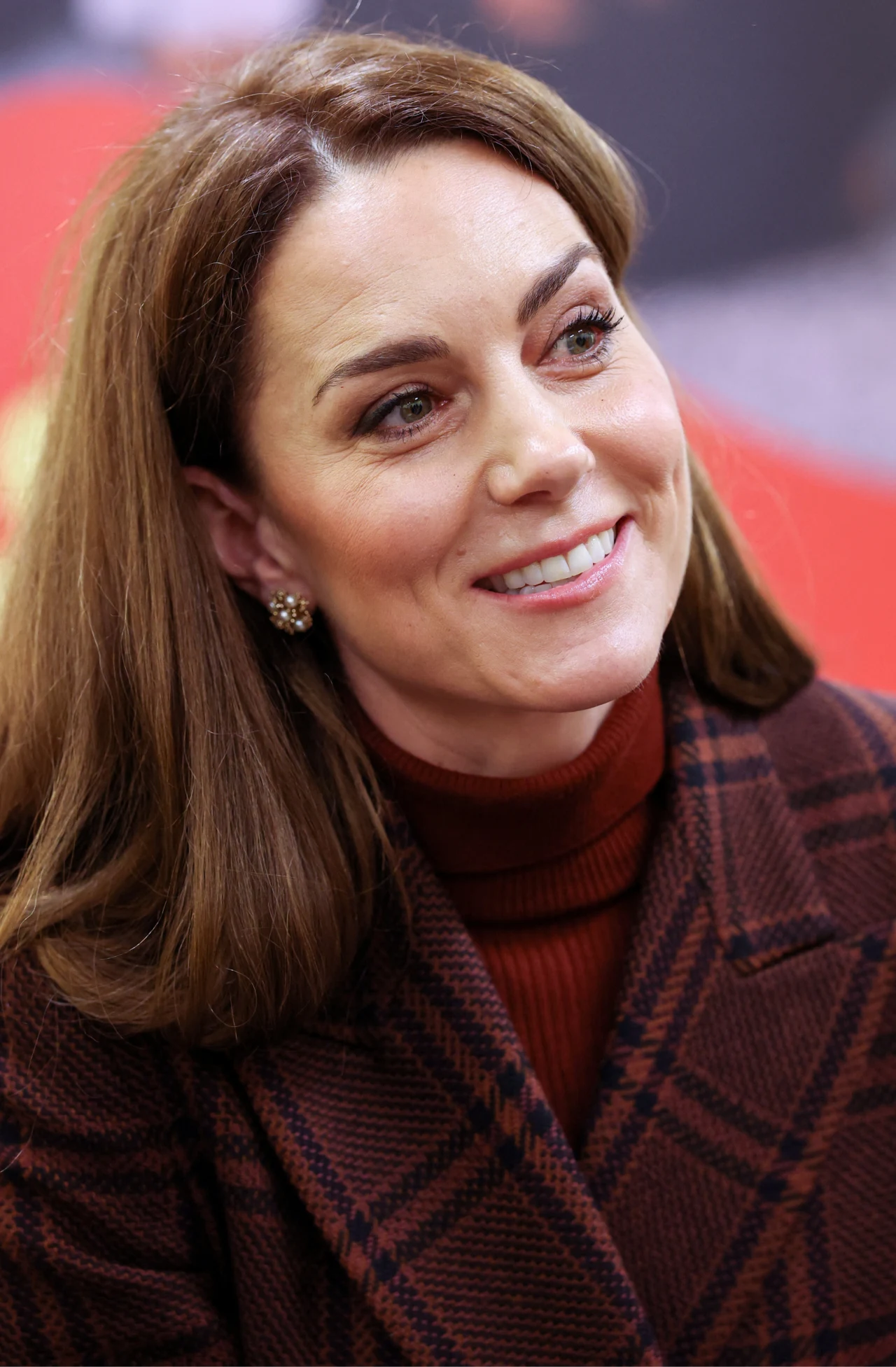 Kate do każdej stylizacji zakłada stylowe kolczyki - bardzo lubi te w kształcie kwiatów 