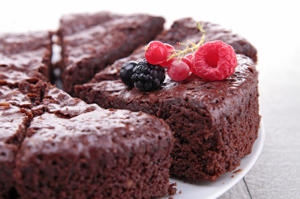 Jako dodatek do czekoladowego ciasta, świetnie sprawdzą się owoce jagodowe 