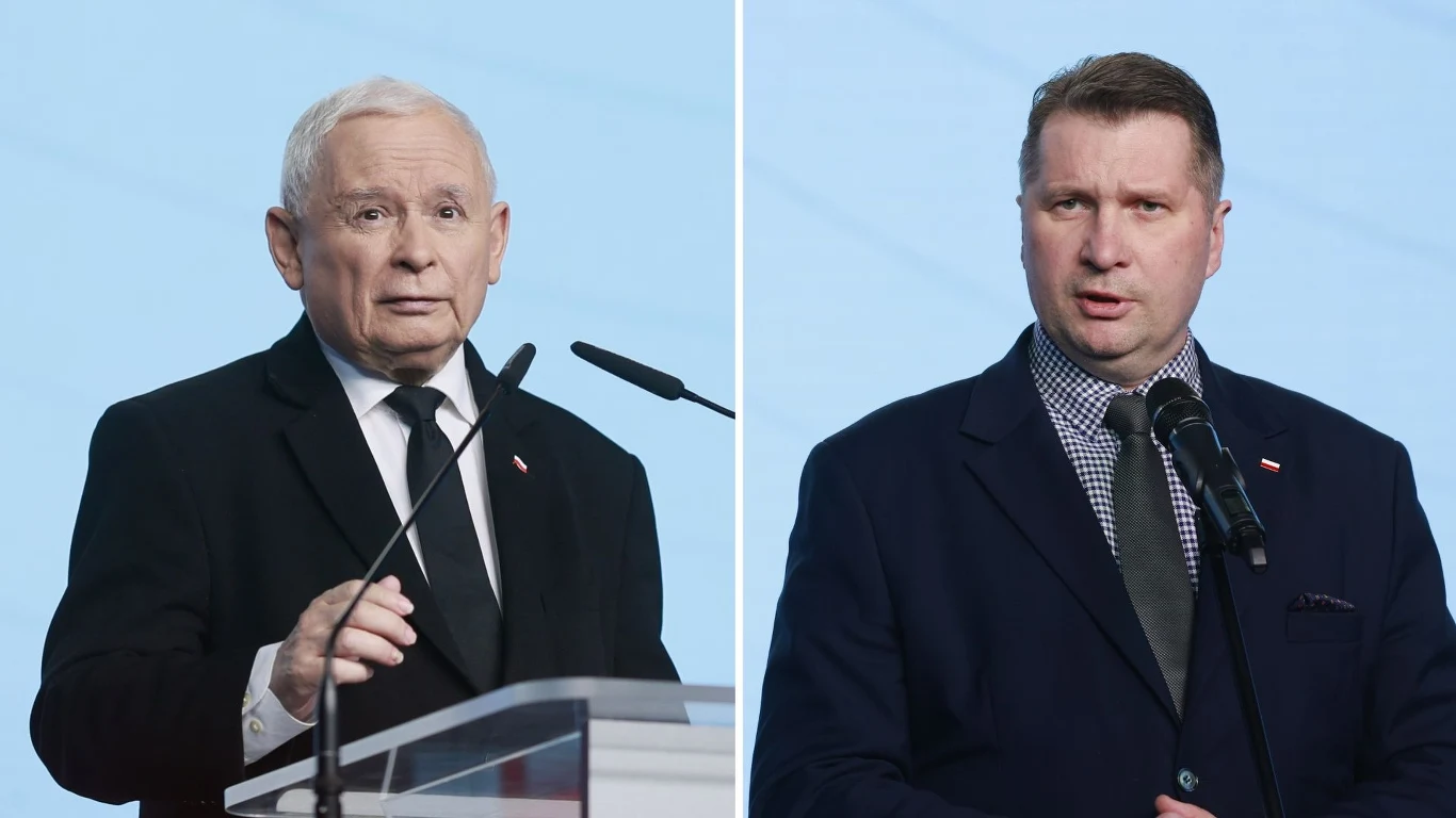 Jarosław Kaczyński zareagował na słowa Przemysława Czarnka. "Nie podpisuję się pod tym" Dwóch mężczyzn w garniturach stoi przed mikrofonami na jasnym tle, obaj sprawiają wrażenie wygłaszających przemówienia.