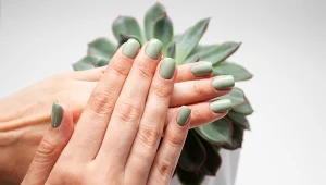 Zieleń szałwii podbija trendy. Subtelny, elegancki, ponadczasowy manicure