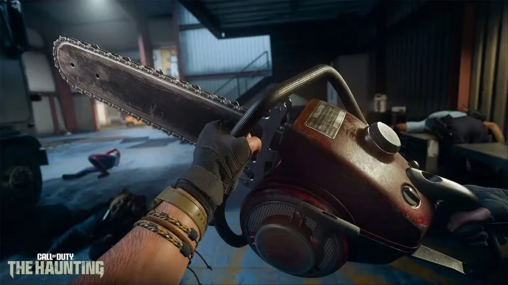 Chainsaw Osoba uzbrojona w piłę łańcuchową, stojąca w magazynie lub hangarze, w tle widoczne są postacie leżące na ziemi w nienaturalnych pozycjach, sugerujące scenę po walce lub ataku, a na dole widoczne logo gry Call of Duty The Haunting.