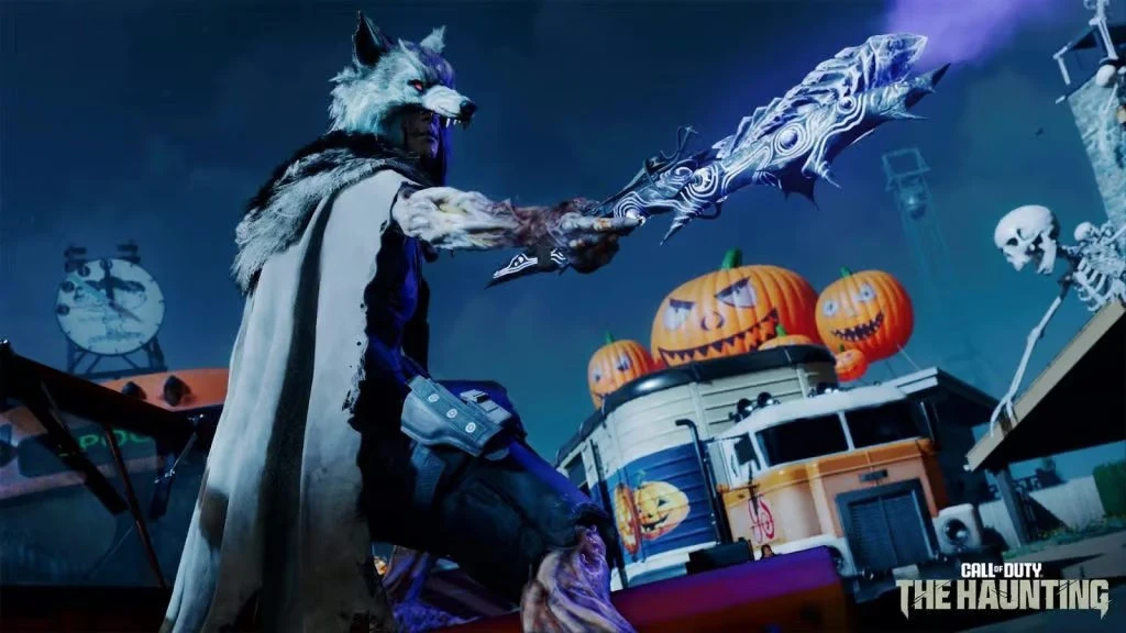 X52 Resonator Postać w wilczej masce i pelerynie trzyma fantastyczny, magiczny miecz, w tle dekoracje z dyniami i motywami halloweenowymi oraz fragment autobusu, całość utrzymana w mrocznym, klimatycznym stylu gry komputerowej.