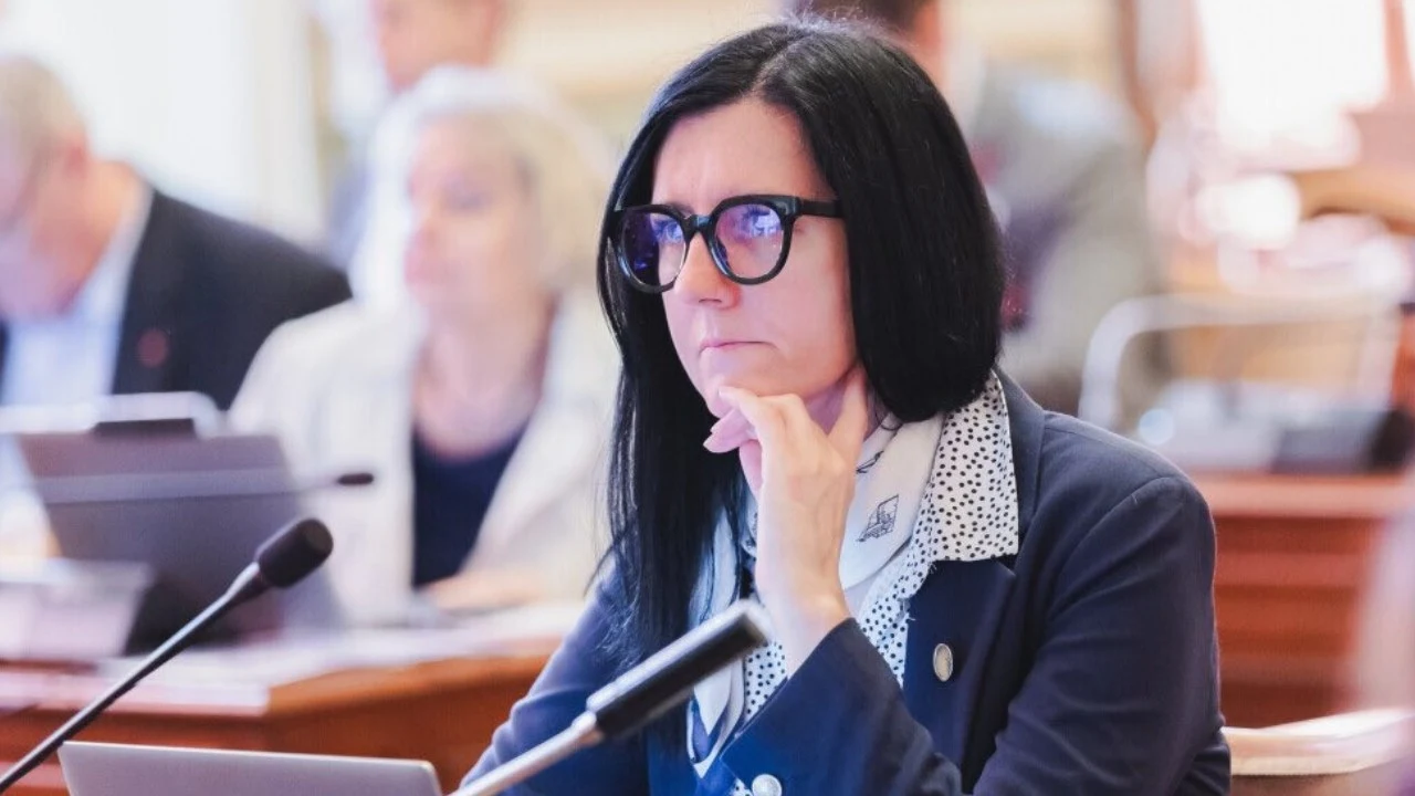 Prokuratura umorzyła postępowanie ws. założonej przez Sylwię Cisoń Kobieta z długimi czarnymi włosami i okularami siedzi przy mikrofonie w sali konferencyjnej, skupiona i zamyślona, w tle rozmyte postaci innych uczestników.
