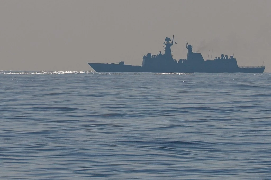 Chiński okręt na wodach Cieśniny Tajwańskiej Chiński okręt na wodach Cieśniny Tajwańskiej