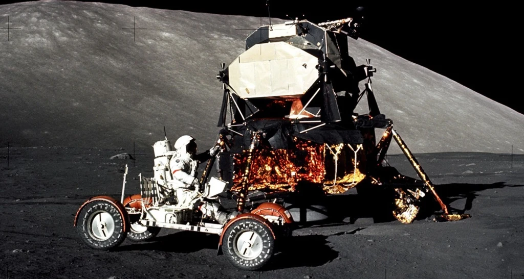 Apollo 17: Gene Cernan w księżycowym łaziku Lunar Roving Vehicle