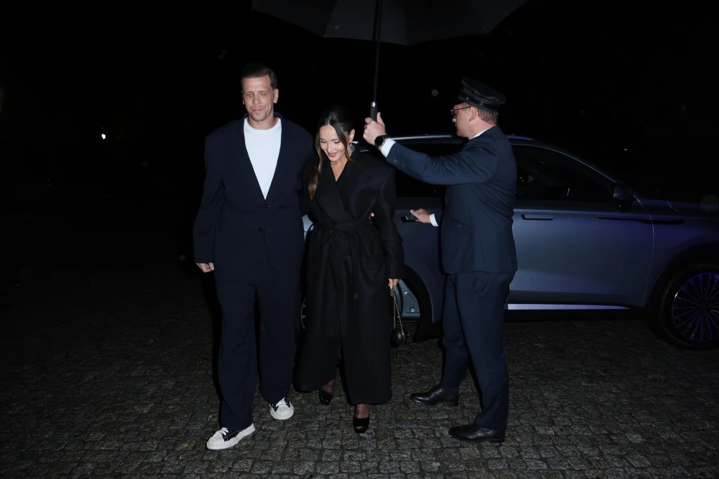 Wojciech Szczęsny z żoną wychodzą z samochodu Wojciech Szczęsny z żoną wychodzą z samochodu