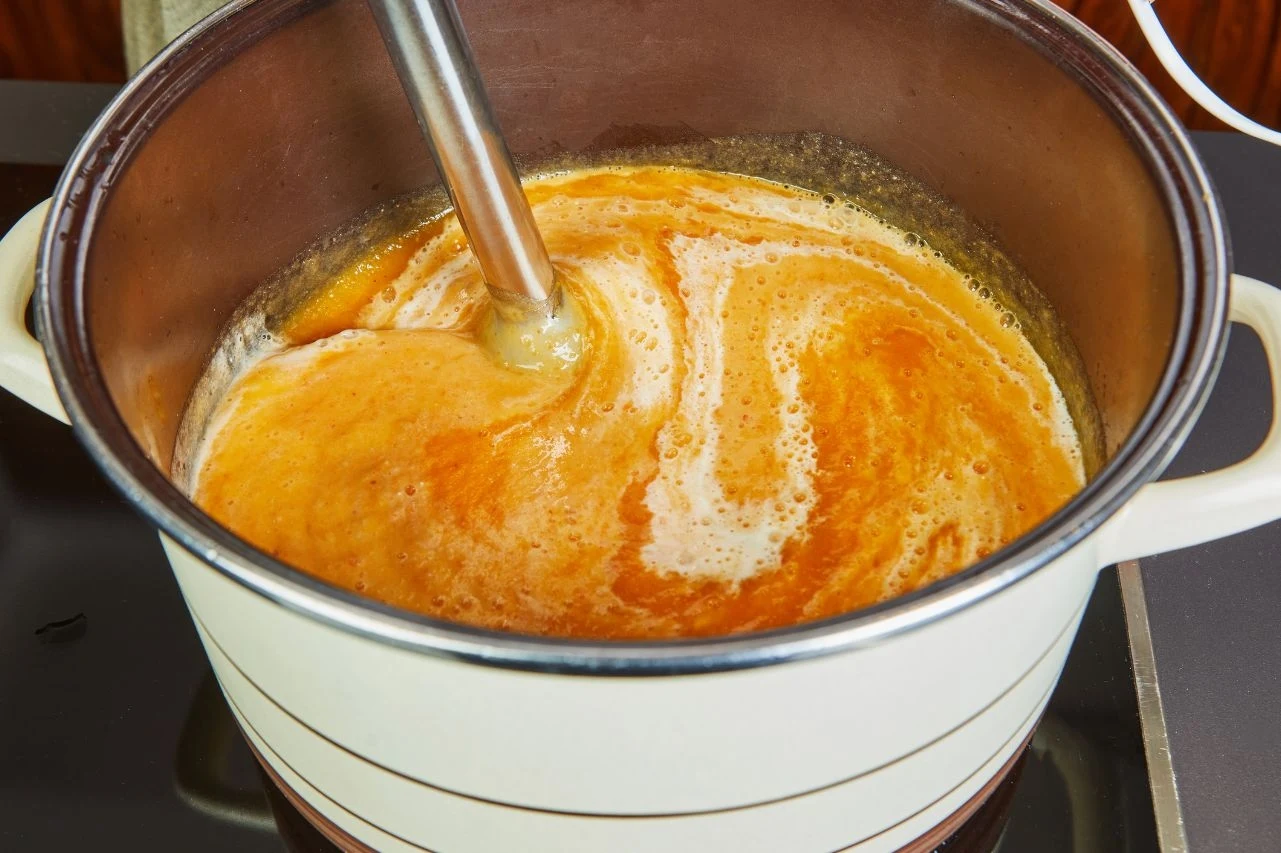 Zupa krem z dyni z kurkumą nie tylko rozgrzewa od środka, ale też wzmacnia odporność. To idealny jesienny obiad Zupa krem z dyni z kurkumą nie tylko rozgrzewa od środka, ale też wzmacnia odporność. To idealny jesienny obiad