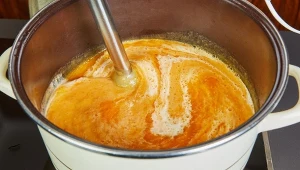 Zupa krem z dyni z kurkumą nie tylko rozgrzewa od środka, ale też wzmacnia odporność. To idealny jesienny obiad