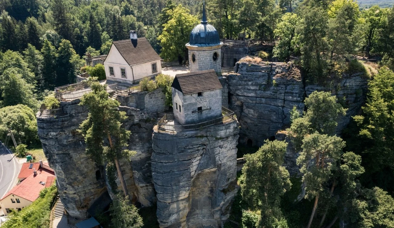 Wydrążony w skale Zamek Sloup już z daleka rzuca się w oczy Wydrążony w skale Zamek Sloup już z daleka rzuca się w oczy