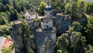 Ten zamek w Sudetach to wyjątkowa budowla. Komnaty wykuto w skale
