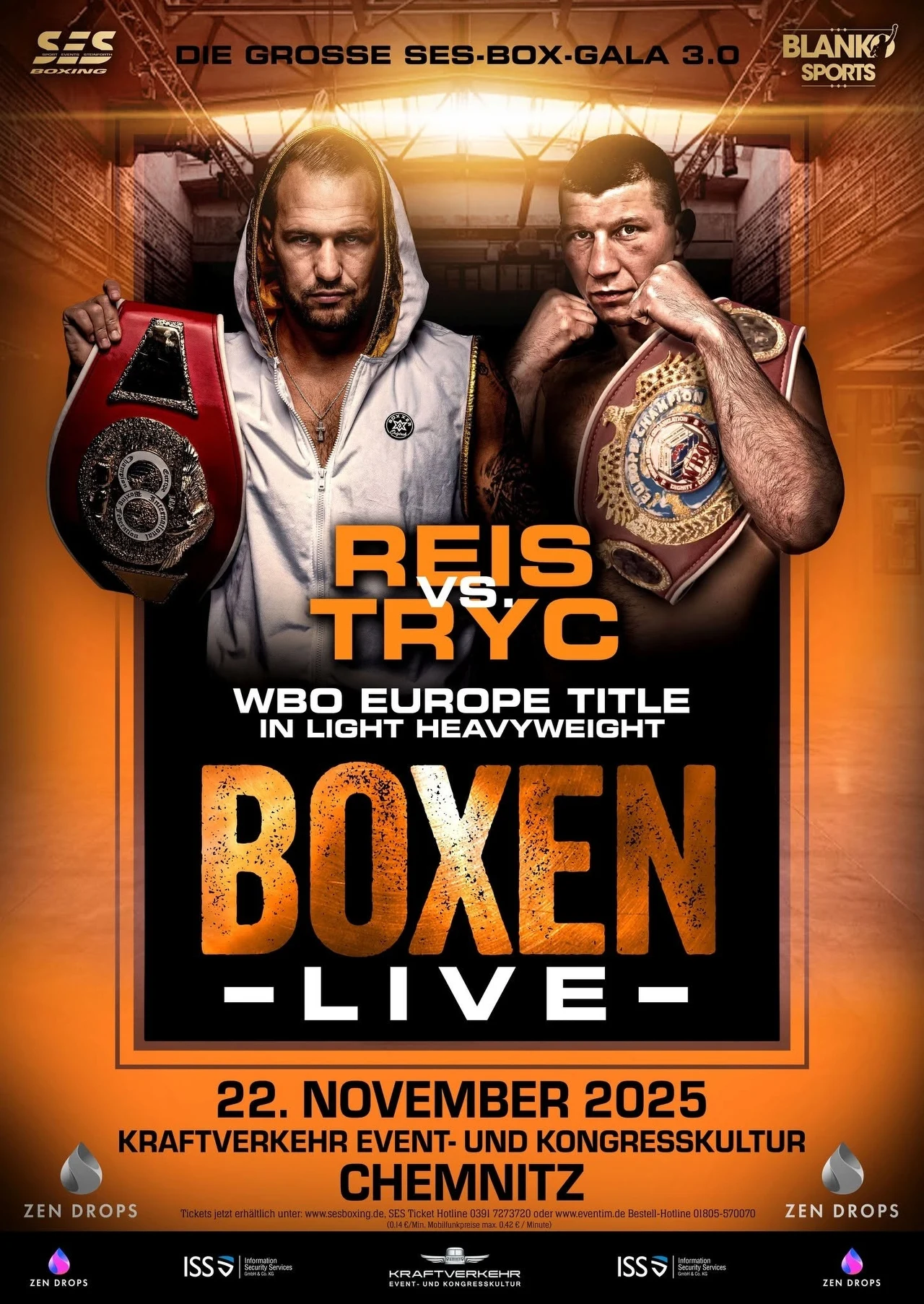 Dwóch bokserów prezentujących pasy mistrzowskie, stojących naprzeciwko siebie, w tle ciemne i pomarańczowe elementy graficzne oraz duży napis promujący wydarzenie bokserskie z datą i miejscem.