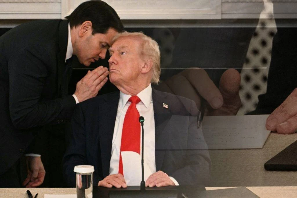 Donald Trump otrzymał tajemniczą notatkę Donald Trump otrzymał tajemniczą notatkę