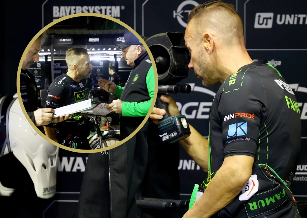 Nicki Pedersen rozbijał szatnię ROW-u Rybnik od środka. Sportowiec udzielający wywiadu dziennikarzowi, zbliżenie na rozmowę oraz kamerzysta nagrywający całą sytuację w profesjonalnym otoczeniu sportowym, dominują kontrastujące barwy i stroje z logotypami sponsorów.