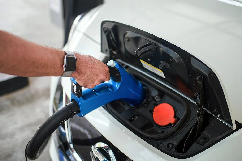 Nissan przestrzega użytkowników modelu Leaf, by nie korzystali z szybkich ładowarek. Samochody mogą stanąć w płomieniach