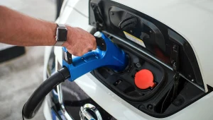 Nissan przestrzega użytkowników modelu Leaf, by nie korzystali z szybkich ładowarek. Samochody mogą stanąć w płomieniach