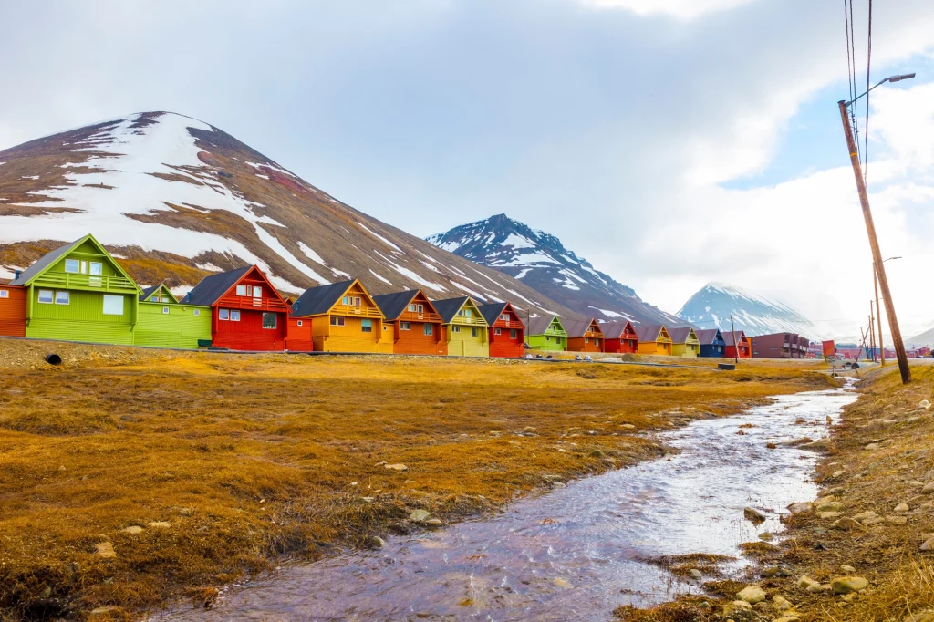 Kolorowe domy przy Longyearbyen w Svalbard - lato