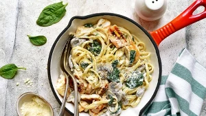 Spaghetti z kurczakiem i szpinakiem w kremowym sosie 